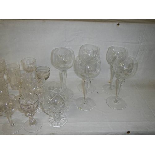 707 - A modern decanter and various drinking glasses.