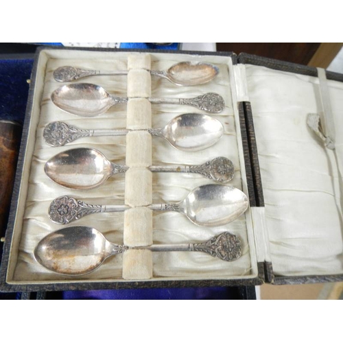 712 - 8 boxed sets of assorted cutlery including spoons, carving knives, silver handled set etc.,