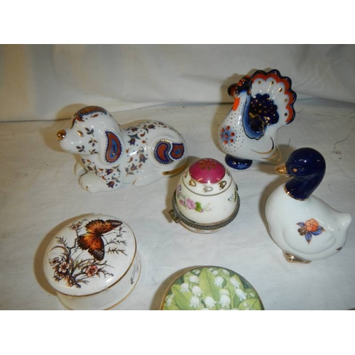 713 - 9 assorted pill and trinket boxes.