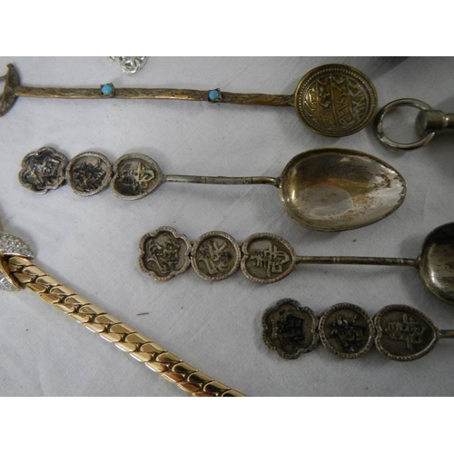 715 - A mixed lot of collectable items, brooches etc.,