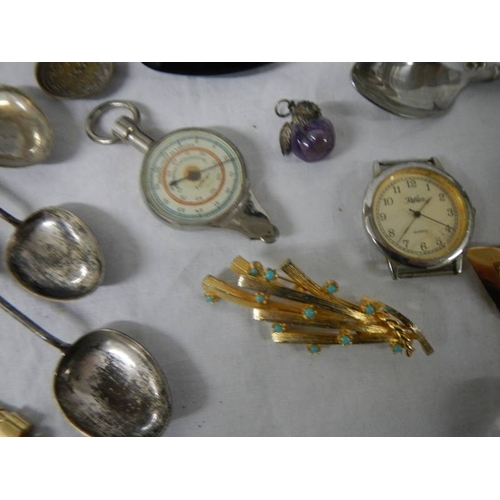 715 - A mixed lot of collectable items, brooches etc.,