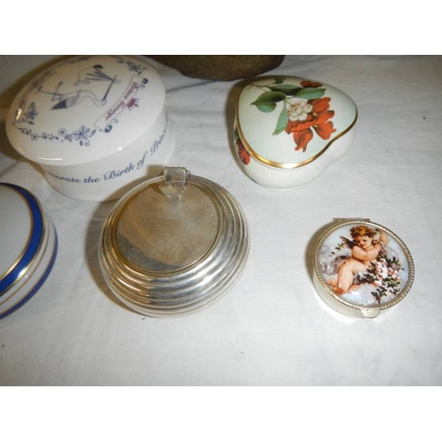 716 - 17 assorted pill boxes all in good condition.