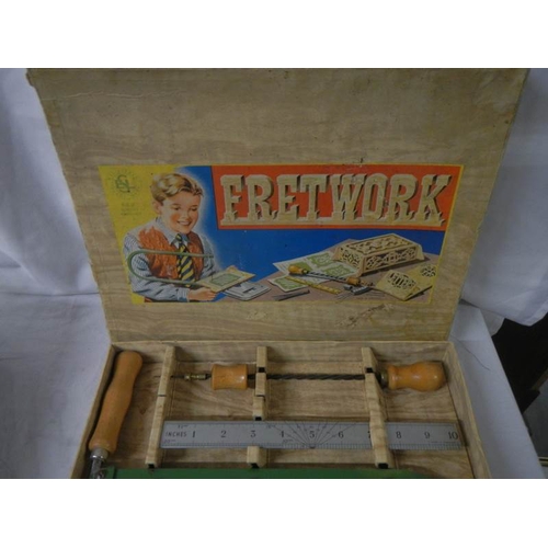 722 - A vintage fretwork set in original box and in good condition.