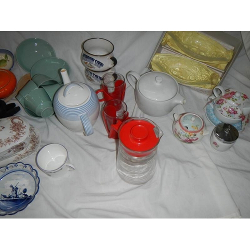 782 - A mixed lot of glass ware including some Wedgwood and Delft.