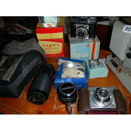 803 - A good lot of camera's and projectors.