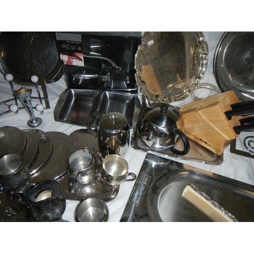 811 - A good lot of stainless steel and other home wares.