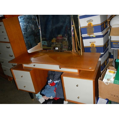 830 - A dressing table with triple mirror, in good condition.