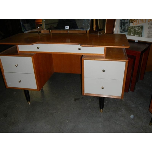 830 - A dressing table with triple mirror, in good condition.