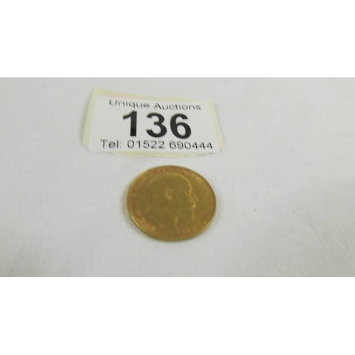 136 - A 1909 gold sovereign.