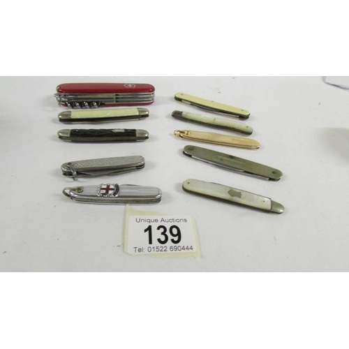 139 - Ten vintage pen/fruit knives.