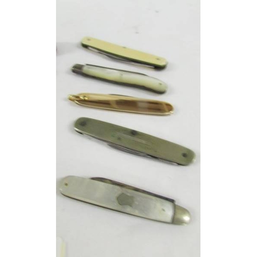 139 - Ten vintage pen/fruit knives.