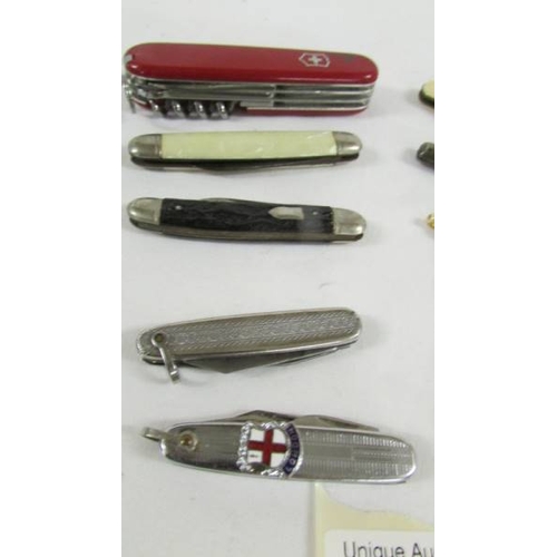 139 - Ten vintage pen/fruit knives.