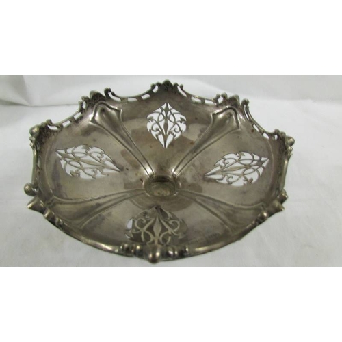 140 - A pretty silver bon bon dish, 145 grams.