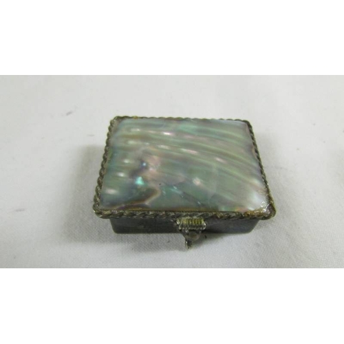 143 - A silver (925) snuff box and 2 others.