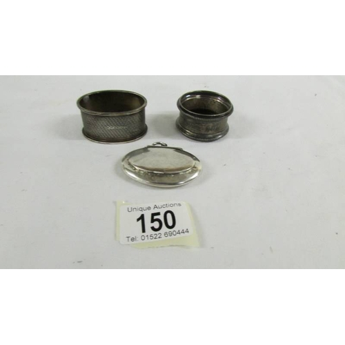 150 - 2 silver napkin rings and a silver snuff box.