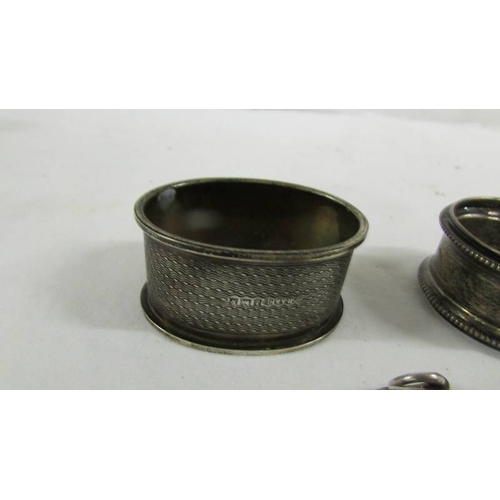 150 - 2 silver napkin rings and a silver snuff box.
