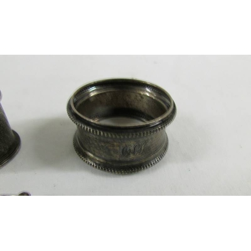 150 - 2 silver napkin rings and a silver snuff box.
