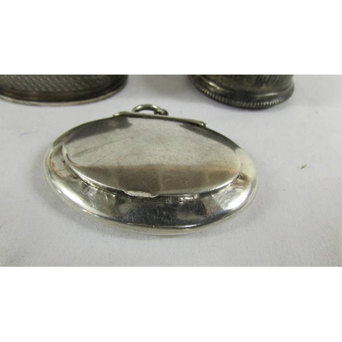 150 - 2 silver napkin rings and a silver snuff box.