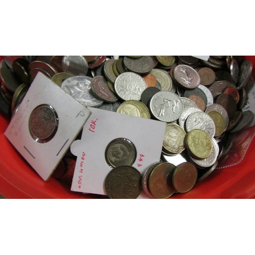 167 - Approximately 5 kilos of foreign coins.
