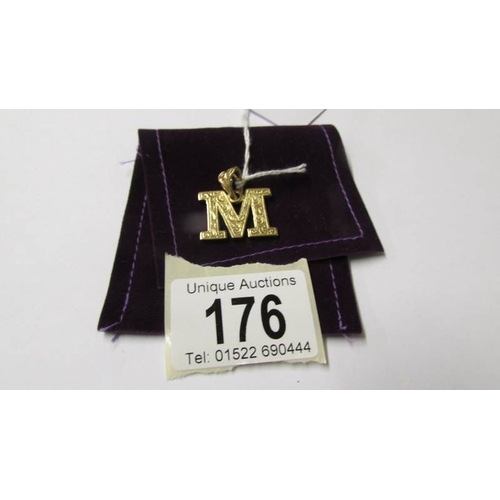 176 - A 9ct gold letter M pendant, 7 grams.