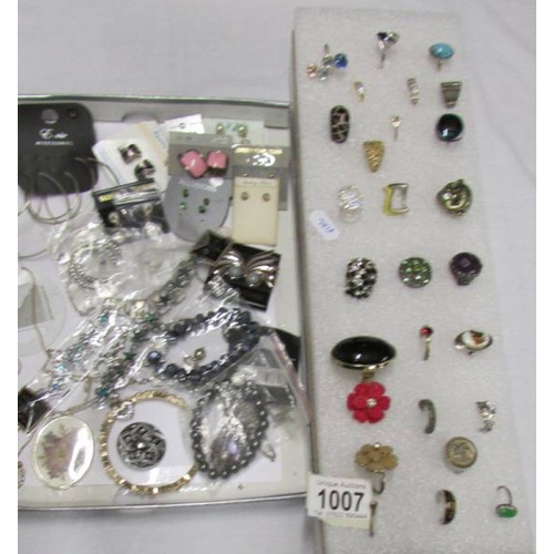 1007 - A good lot of vintage rings together with a tray of fashion jewellery.