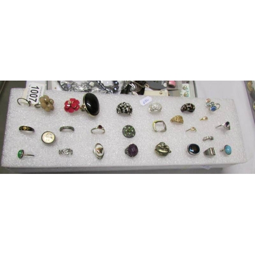 1007 - A good lot of vintage rings together with a tray of fashion jewellery.