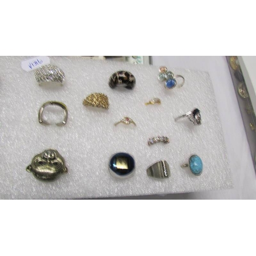 1007 - A good lot of vintage rings together with a tray of fashion jewellery.