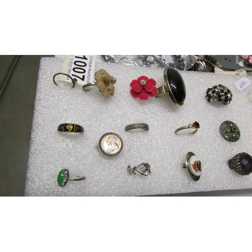 1007 - A good lot of vintage rings together with a tray of fashion jewellery.