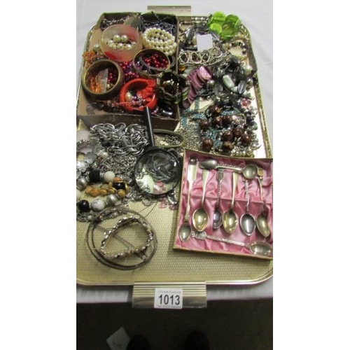 1013 - A tray of assorted costume jewellery including rings, bracelets etc.,