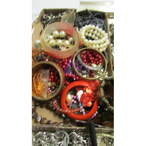 1013 - A tray of assorted costume jewellery including rings, bracelets etc.,