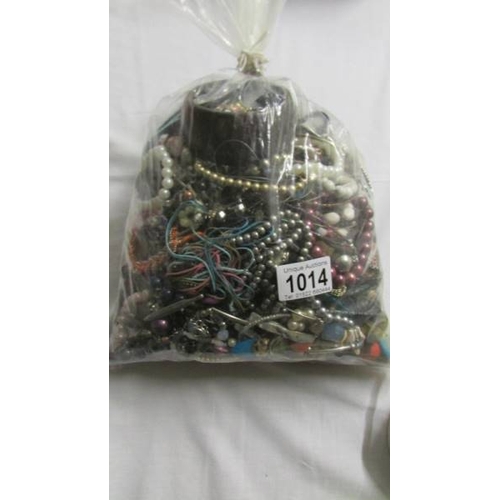 1014 - A bag of approximately 3kg of assorted costume jewellery.