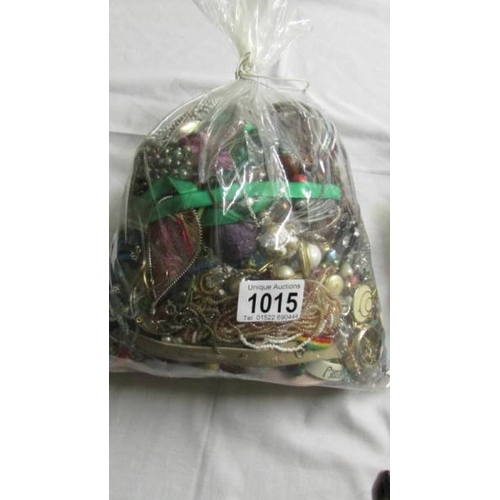 1015 - A bag of approximately 3 kg of assorted costume jewellery.