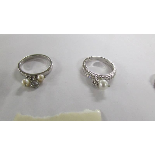 1017 - 6 assorted silver rings.