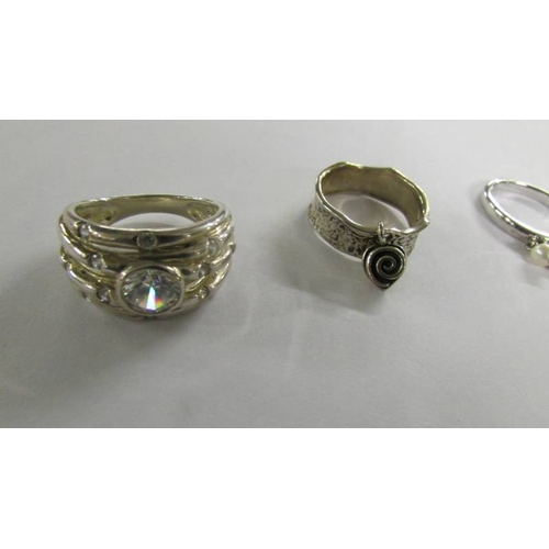 1017 - 6 assorted silver rings.