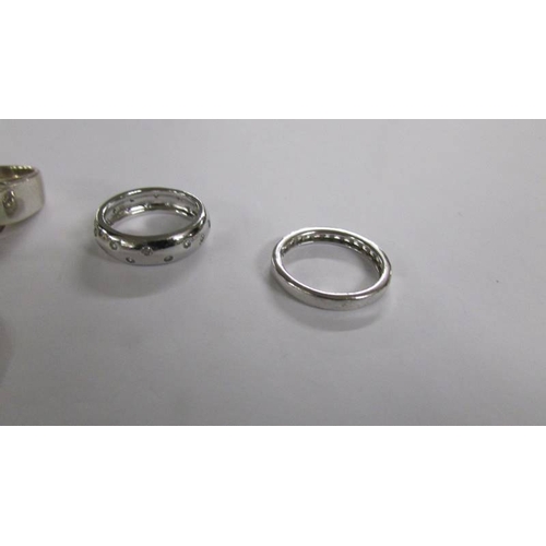 1018 - 6 assorted silver rings.