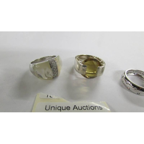 1018 - 6 assorted silver rings.