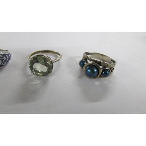 2029 - 6 assorted silver rings.