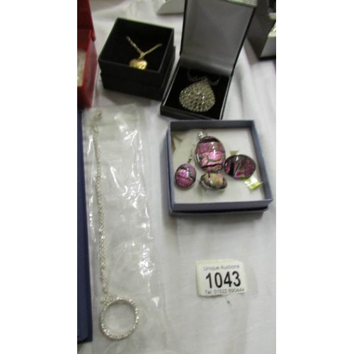 1043 - A mixed lot of pendants and necklaces.