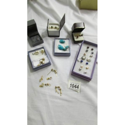 1044 - A mixed lot of earrings including clip on.