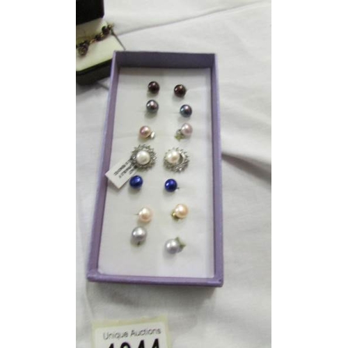 1044 - A mixed lot of earrings including clip on.