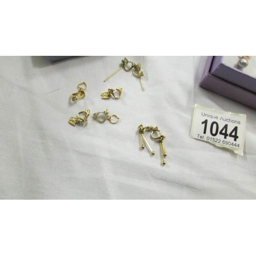 1044 - A mixed lot of earrings including clip on.