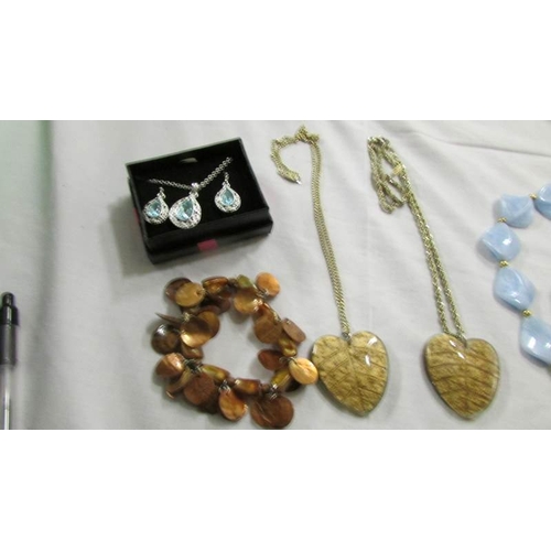 1045 - A mixed lot of pendants, necklaces and earrings.