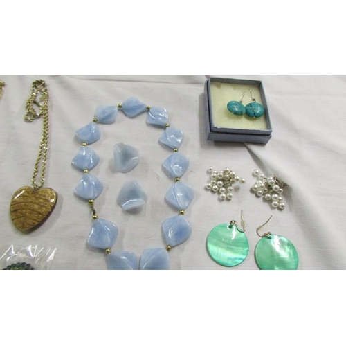 1045 - A mixed lot of pendants, necklaces and earrings.