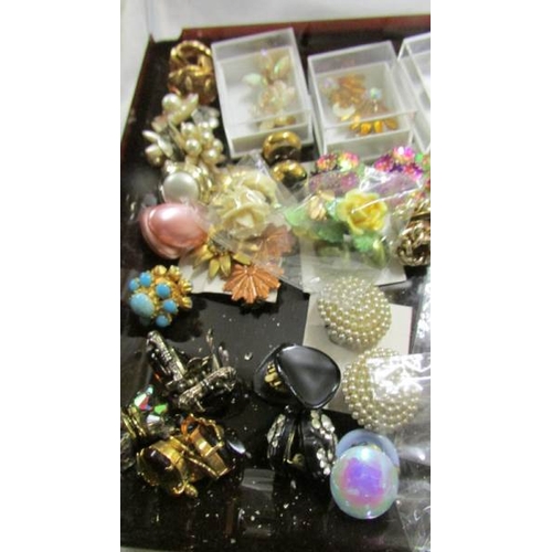 1050 - A good lot of assorted clip on earrings.