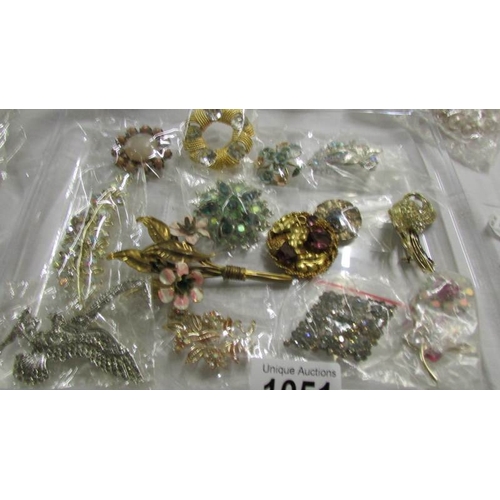 1051 - Approximately 30 vintage brooches.