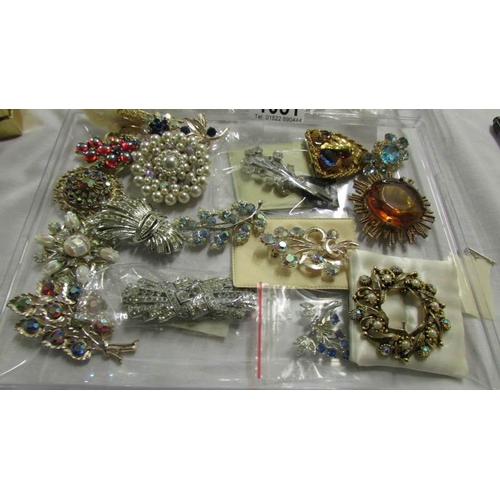 1051 - Approximately 30 vintage brooches.