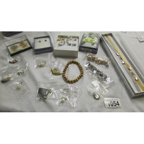 1054 - A mixed lot of pendants, earrings and bracelets.