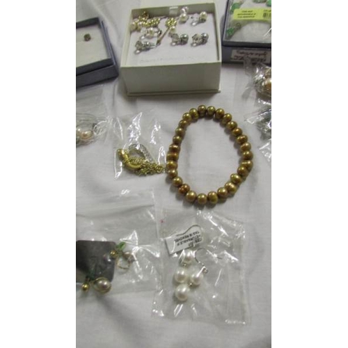 1054 - A mixed lot of pendants, earrings and bracelets.