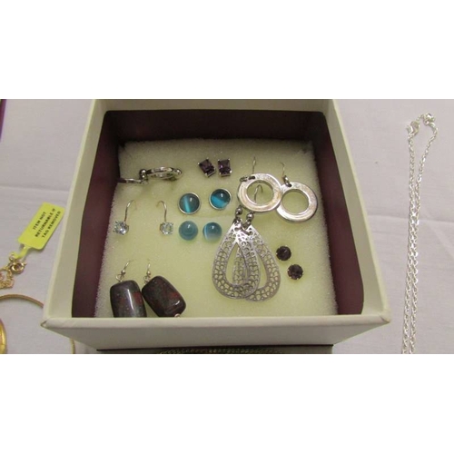 1067 - 5 stone set pendants and 9 pairs of earrings.