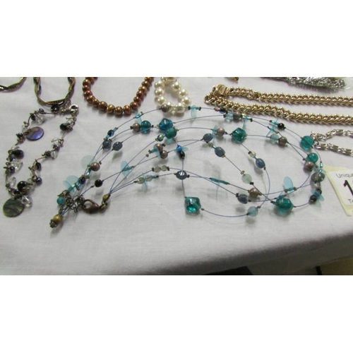 1068 - A mixed lot of necklaces, pendants and bracelets including a necklace with matching bracelet and ear... 